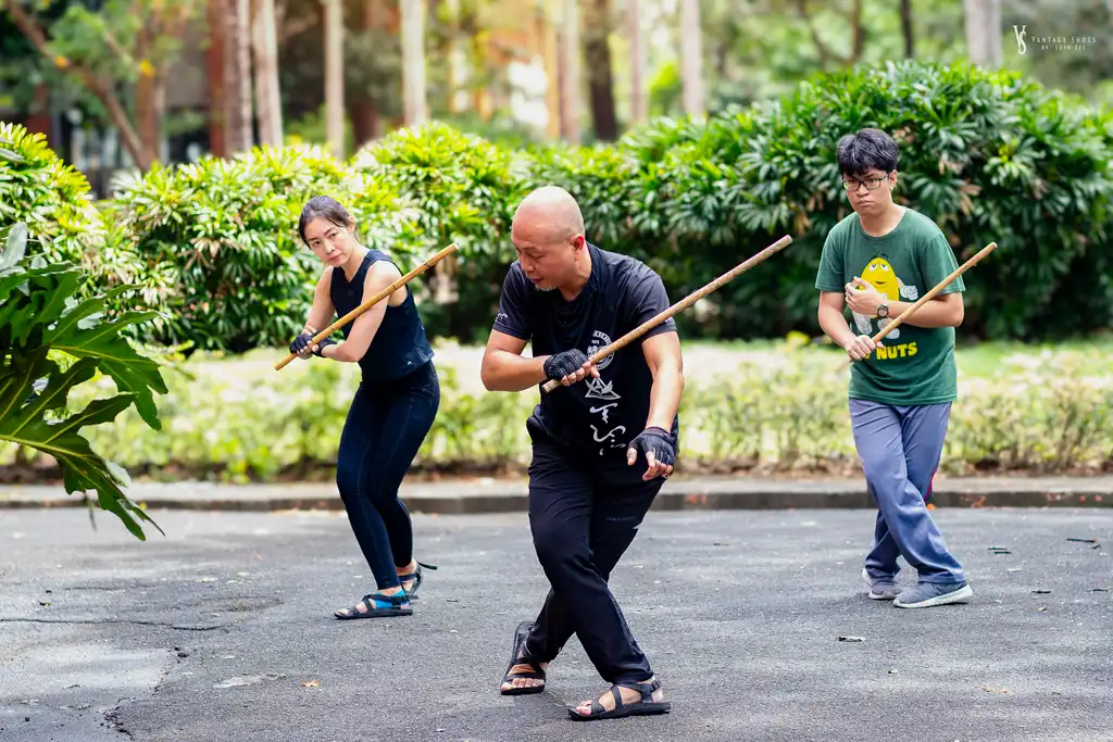 Leading students Regina De Vera and Marionne Diamse through the Lapunti Triangular Drill. Photo by Josh Balburias.
